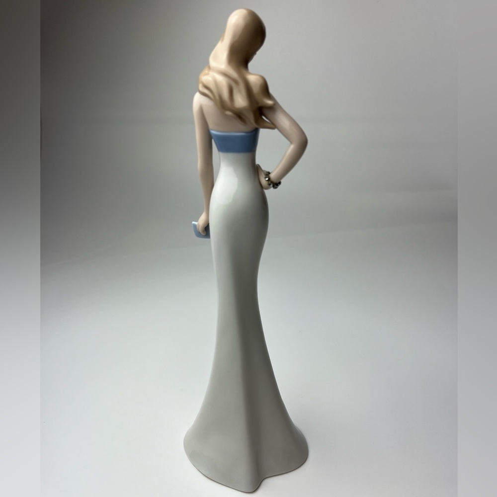 Cosmos Porcelain Elegant Doll - Picture 9 of 17